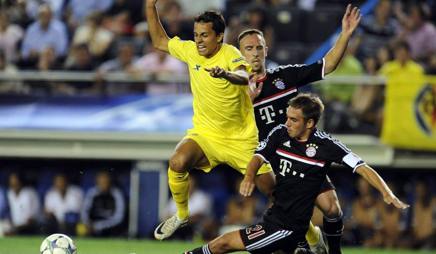 Nilmar contro Lahm e Ribery, in un Villarreal-Bayern Monaco del 14 settembre 2011. Epa