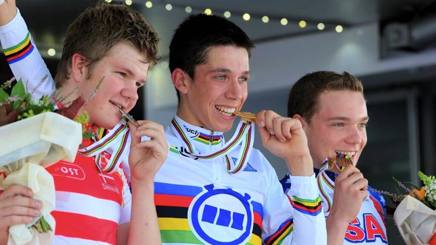 Al centro, il belga Decraene sul podio a Firenze. Al centro, il belga Decraene sul podio a Firenze.