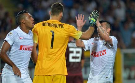 Handanovic festeggiato dai compagni dopo il rigore parato. Afp Handanovic festeggiato dai compagni dopo il rigore parato. Afp