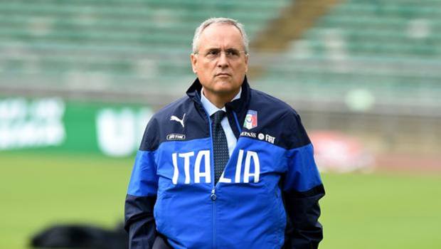 Claudio Lotito, 57 anni, con la tuta della Nazionale. Getty Claudio Lotito, 57 anni, con la tuta della Nazionale. Getty