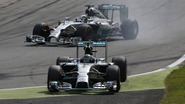 Rosberg sbaglia alla prima variante e Hamilton ne approfitta per andare a vincere. Ap