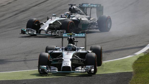 Rosberg sbaglia alla prima variante e Hamilton ne approfitta per andare a vincere. Ap Rosberg sbaglia alla prima variante e Hamilton ne approfitta per andare a vincere. Ap