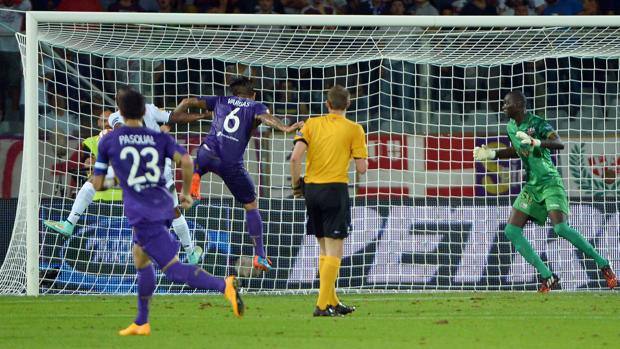 Il colpo di testa di Vargas che ha sbloccato la gara contro il Guingamp. Afp Il colpo di testa di Vargas che ha sbloccato la gara contro il Guingamp. Afp