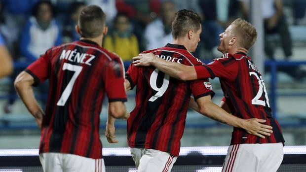 Fernando Torres festeggiato dopo il primo gol in serie A. Reuters Fernando Torres festeggiato dopo il primo gol in serie A. Reuters