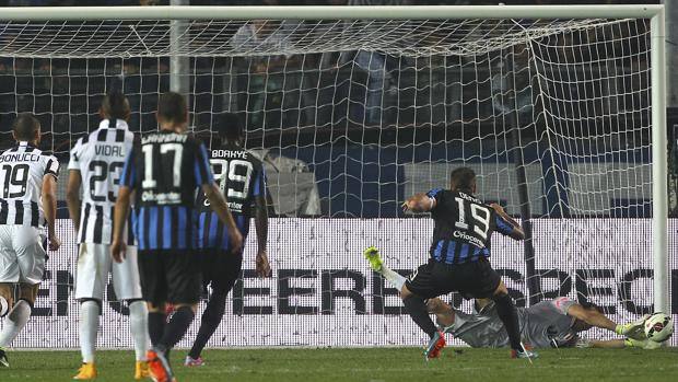 L'episodio determinante: Buffon para il rigore a Denis sull'1-0 per la Juve, Getty L'episodio determinante: Buffon para il rigore a Denis sull'1-0 per la Juve, Getty