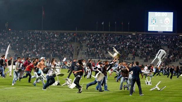 L'invasione di campo del 22 settembre 2013 durante Besiktas-Galatasaray. Epa L'invasione di campo del 22 settembre 2013 durante Besiktas-Galatasaray. Epa
