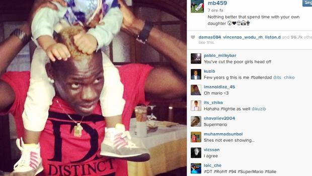 La foto con la figlia Pia postata da Mario Balotelli venerdì 10 ottobre. Instagram