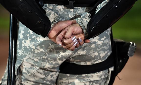 Sono circa 3mila i militari allo stadio. Anche delle donne... Afp