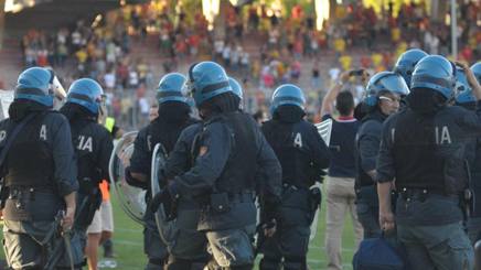 Poliziotti all'interno di uno stadio. Ansa Poliziotti all'interno di uno stadio. Ansa