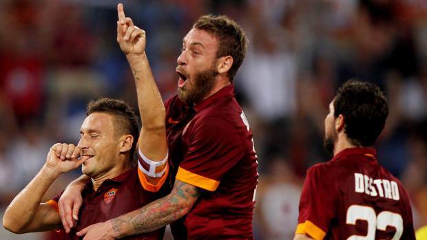 De Rossi e Destro festeggiano Totti dopo il suo gol. Getty Images