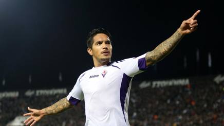 Juan Vargas esulta dopo il gol del vantaggio viola. Ap Juan Vargas esulta dopo il gol del vantaggio viola. Ap