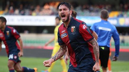 Mauricio Pinilla esulta per il suo terzo gol in stagione. Ansa Mauricio Pinilla esulta per il suo terzo gol in stagione. Ansa