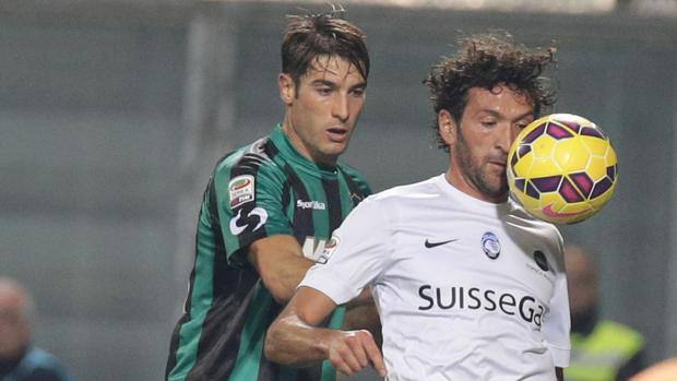 Raimondi controllato da Peluso: il palo dell'atalantino è l'occasione più ghiotta del match. Ansa Raimondi controllato da Peluso: il palo dell'atalantino è l'occasione più ghiotta del match. Ansa