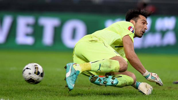 La clamorosa papera di Gianluigi Buffon . Getty Images La clamorosa papera di Gianluigi Buffon . Getty Images