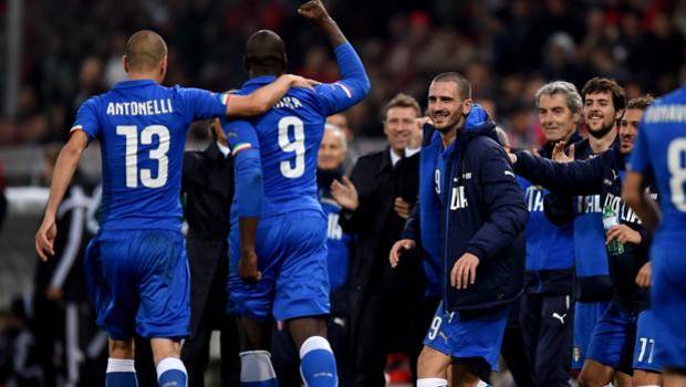 Felicità azzurra dopo il gol della vittoria di Okaka. Getty Images