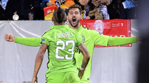 Llorente festeggia, Vidal va ad abbracciarlo. Afp Llorente festeggia, Vidal va ad abbracciarlo. Afp