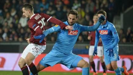 Gonzalo Higuain in un contrasto di gioco nel match di Praga. Afp Gonzalo Higuain in un contrasto di gioco nel match di Praga. Afp