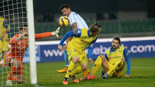 Filip Djordjevic, bomber della Lazio con 6 gol, in area gialloblù.  Getty