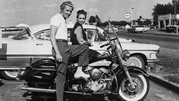 Jerry Lee Lewis e la moglie Myra sulla Harley in una foto d'epoca