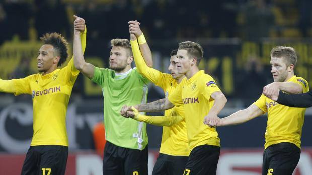 Il Dortmund festeggia la qualificazione agli ottavi. Ap