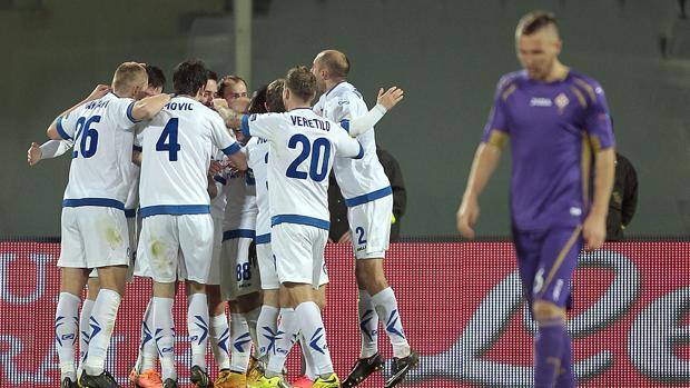 La gioia dei giocatori bielorussi e la delusione dei viola. Getty La gioia dei giocatori bielorussi e la delusione dei viola. Getty