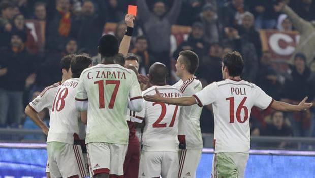 Rizzoli mostra il cartellino rosso ad Armero. Ap Rizzoli mostra il cartellino rosso ad Armero. Ap