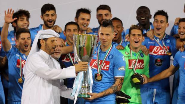 La consegna del trofeo al Napoli. Afp La consegna del trofeo al Napoli. Afp