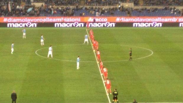 Tutti (tranne il portiere)  sulla linea mediana: ecco come si presenta la Sampdoria al fischio d'inizio dell'Olimpico. Il Cagliari di Zeman si era fermato a 8...
