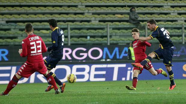 La sassata di Rispoli: è la rete del 2-1 gialloblù. Ansa La sassata di Rispoli: è la rete del 2-1 gialloblù. Ansa
