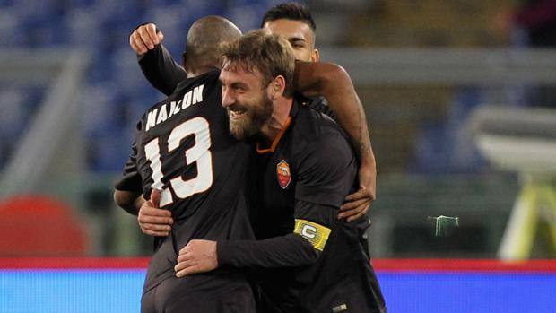 Maicon esulta con De Rossi a fine partita. Getty Maicon esulta con De Rossi a fine partita. Getty