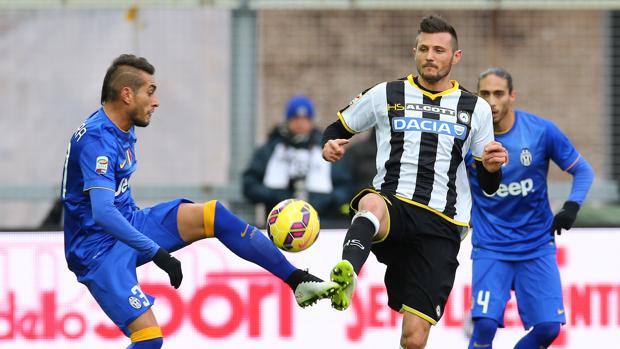 Pereyra, l'ex della partita. contende palla a Thereau. Ap Pereyra, l'ex della partita. contende palla a Thereau. Ap
