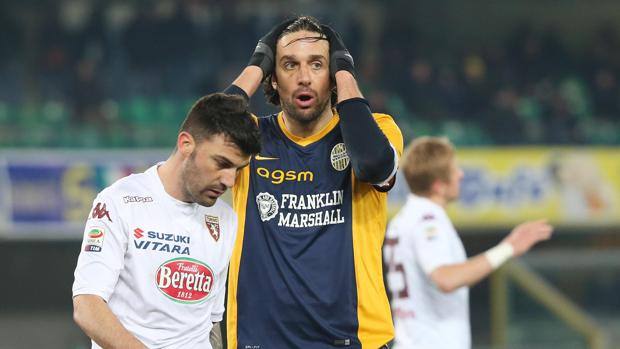 La delusione di Luca Toni: per il Verona è il secondo ko di fila. Ansa La delusione di Luca Toni: per il Verona è il secondo ko di fila. Ansa