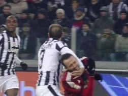 Кьеллини избежал наказания за удар локтем Паццини - Италия - изображение 1 Кьеллини избежал наказания за удар локтем Паццини - изображение 1