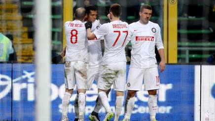 Il girotondo nerazzurro intorno a Guarin: l'Inter ha vinto 4-1 a Bergamo. Ansa Il girotondo nerazzurro intorno a Guarin: l'Inter ha vinto 4-1 a Bergamo. Ansa