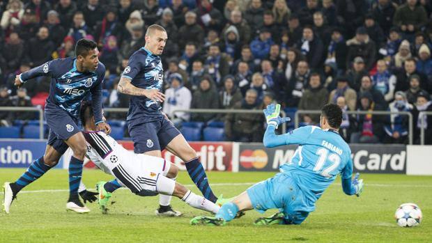 Il gol (che costa un infortunio) di Derlis Gonzalez. Epa Il gol (che costa un infortunio) di Derlis Gonzalez. Epa