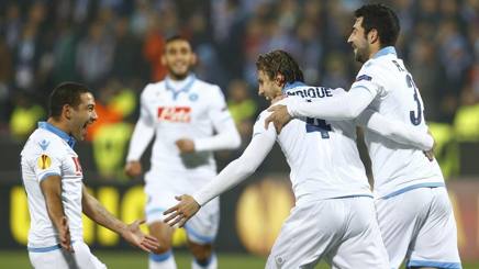 Henrique, 28 anni, festeggia con Gargano e Albiol il gol dell'1-0 per il Napoli. Action Images