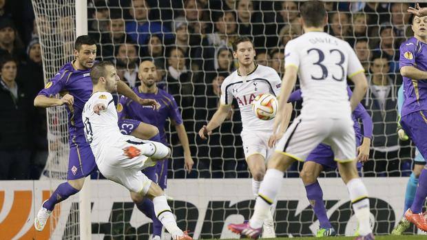 La girata di Soldado per il vantaggio degli Spurs. Ap La girata di Soldado per il vantaggio degli Spurs. Ap