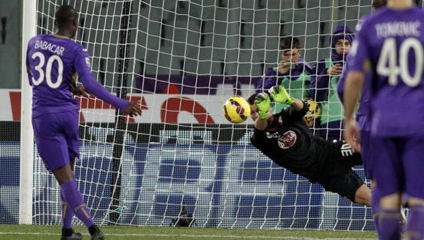 Khouma Babacar si fa parare il rigore da Padelli. Ap Khouma Babacar si fa parare il rigore da Padelli. Ap