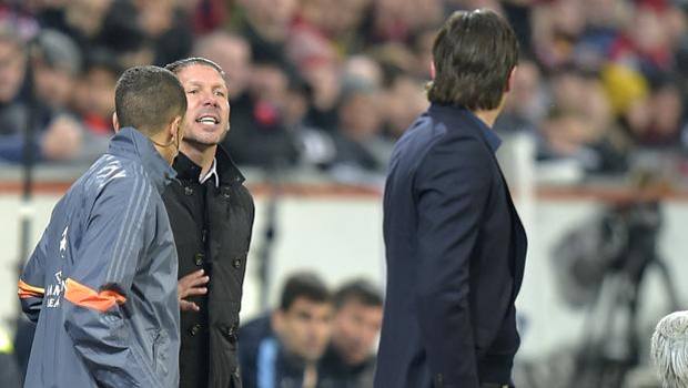 Simeone se la prende con Schmidt: il suo Atletico ha perso 1-0 a Leverkusen. Ap Simeone se la prende con Schmidt: il suo Atletico ha perso 1-0 a Leverkusen. Ap