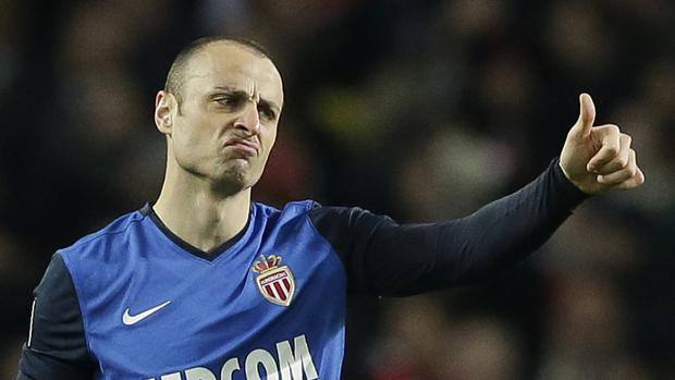Pollice alto per Berbatov: contro l'Arsenal, il bulgaro ha ritrovato la rete che in Champions mancava dal 2011. Ap Pollice alto per Berbatov: contro l'Arsenal, il bulgaro ha ritrovato la rete che in Champions mancava dal 2011. Ap