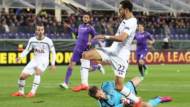 La bella uscita di Neto sui piedi di Chadli. Reuters La bella uscita di Neto sui piedi di Chadli. Reuters
