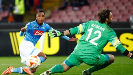Jonathan de Guzmán, 27 anni, batte Arikan per l'1-0 Napoli. Afp Jonathan de Guzmán, 27 anni, batte Arikan per l'1-0 Napoli. Afp