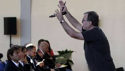 Conte ascolta con grande interesse la lezione di Bielsa, a Coverciano. Getty Images