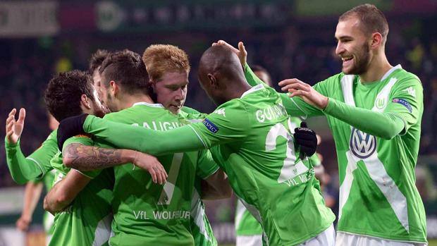 La gioia dei giocatori di Hecking. Epa La gioia dei giocatori di Hecking. Epa