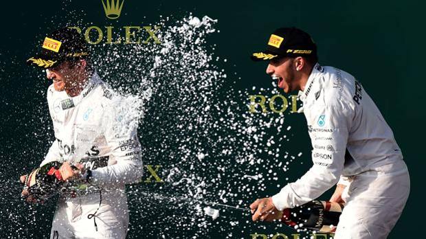 Rosberg e Hamilton festeggiano il trionfo Mercedes in Australia. Afp
