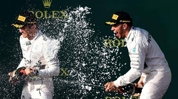 Rosberg e Hamilton festeggiano il trionfo Mercedes in Australia. Afp Rosberg e Hamilton festeggiano il trionfo Mercedes in Australia. Afp