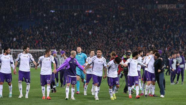 I giocatori della Fiorentina esultano sul prato dell'Olimpico. Ansa