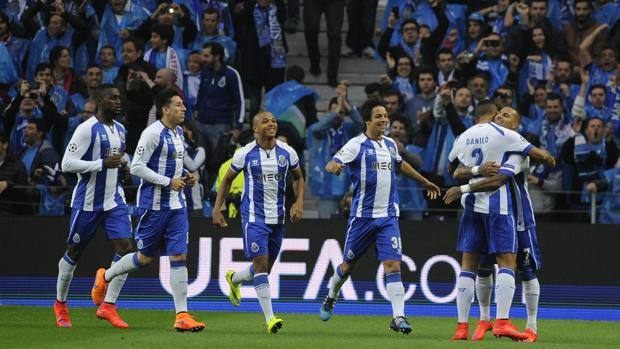 Quaresma festeggiato dai compagni all'Estadio do Dragao. Ap Quaresma festeggiato dai compagni all'Estadio do Dragao. Ap