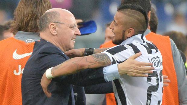 L'abbraccio da Beppe Marotta, dg del club bianconero, e Arturo Vidal, al termine di Samp-Juventus. Ansa L'abbraccio da Beppe Marotta, dg del club bianconero, e Arturo Vidal, al termine di Samp-Juventus. Ansa