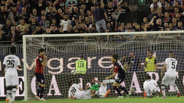 Il gol di Albin Ekdal che sblocca la gara. Ansa Il gol di Albin Ekdal che sblocca la gara. Ansa